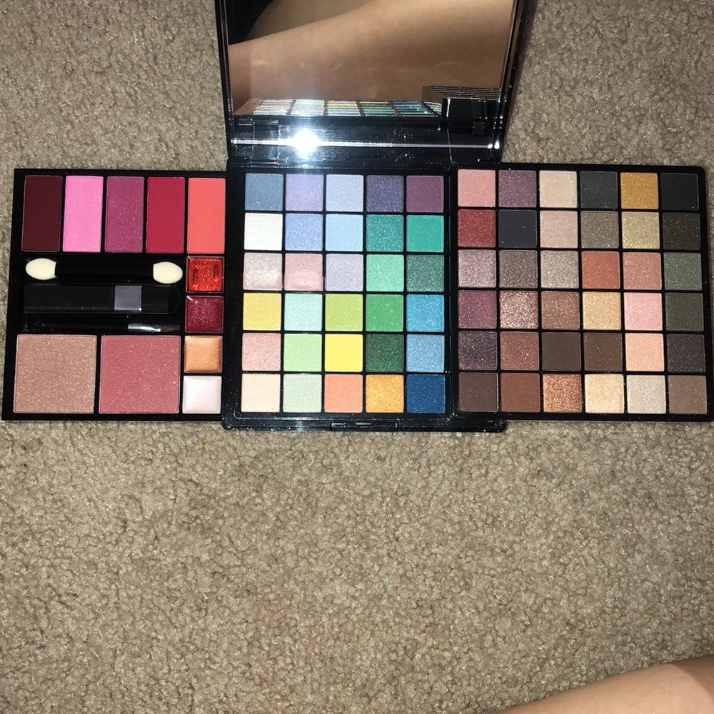 AVON 77 PEICE SET